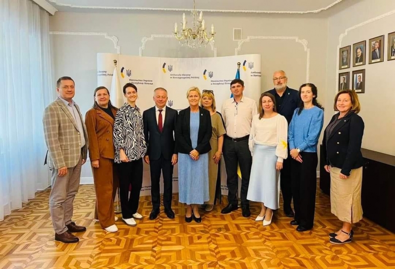 Плідна зустріч у Посольстві України в Польщі