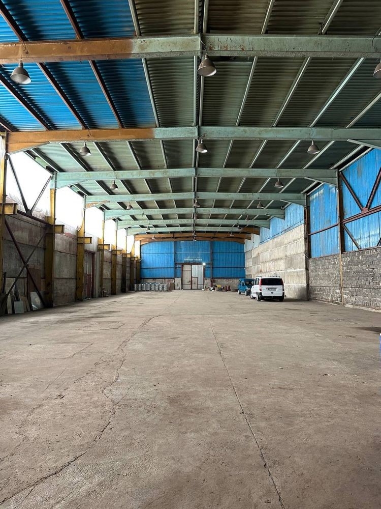 Вільне складське приміщення на вул.Долинська,1 площею 1000 кв.м